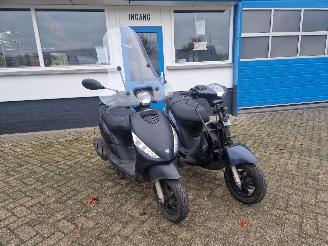 skadebil bromfiets Piaggio  2X PIAGGIO ZIP 2017 2017/10