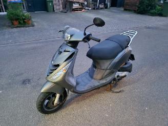 skadebil bromfiets Piaggio  ZIP 4T 2V CARBURATEUR MOD 2012/6