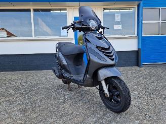 skadebil bromfiets Piaggio  ZIP 45KM BROM SCOOTER 2014/12