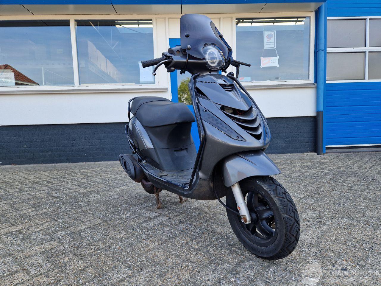 Piaggio  ZIP 45KM BROM SCOOTER