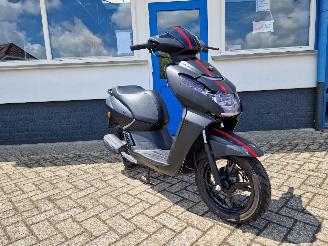 skadebil bromfiets Peugeot  KISBEE 2025/7