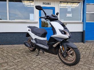 skadebil motor Peugeot Sportster 883 SPEEDFIGHT IV 2015/12