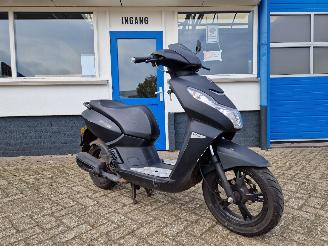 skadebil bromfiets Peugeot  KISBEE BLACK EDITION 2021/7