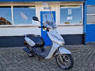 skadebil bromfiets Peugeot  KISBEE 2011/4