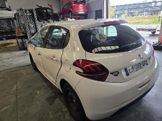 Peugeot 208  picture 6