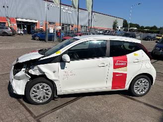 Toyota Aygo 1.0 12V VVT-i Hatchback  Benzine 998cc 53kW (72pk) FWD 2018-03 (KGB40) 1KRFE picture 11