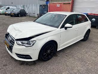 Voiture accidenté Audi A3 1.6 TDI Ultra 16V Hatchback 4Dr Diesel 1.598cc 81kW (110pk) FWD 2013-09/2015-04 (8VA; 8VF) CRKB 2013/11