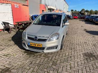 Voiture accidenté Opel Zafira 1.9 CDTI MPV  Diesel 1.910cc 88kW (120pk) RWD 2005-07/2015-04 (M75) Z19DT; EURO4 2005/7
