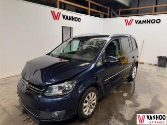 krockskadad bil auto Volkswagen Touran  2014/5