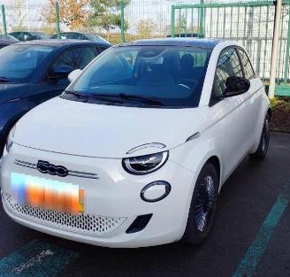 skadebil auto Fiat 500 E ICON 2023/2