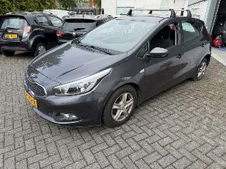 krockskadad bil auto Kia Cee d 1.4 CVVT X-tra 2013/12