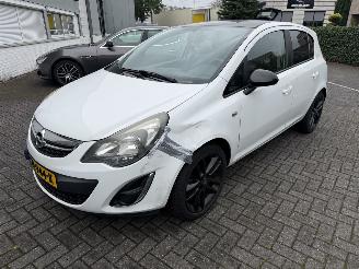 Damaged car Opel Corsa 1.4 Cosmo 2013/3