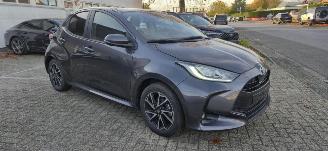 krockskadad bil auto Toyota Yaris 1.5 Hybride* Navigatie*LED*Aluminium velgen*Camera*trekhaak*KeylessGo* 2023/10