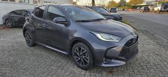 skadebil auto Toyota Yaris 1.5 benzin * Navigatie*LED*Aluminium velgen*Camera*trekhaak*KeylessGo* 2023/10