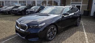 krockskadad bil auto BMW 5-serie 530e PlugIn Hybride M Sport Touring*Ambiente*HeadUp*360 Camera*Trekhaak*Leren Comfortstoelen met memory*HarmanKardon Sound*DAB* 2025/7