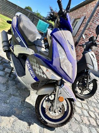 Schade scooter Sym  2 X SCOOTER 125 GEEN SLEUTEL GEEN DOCUMENT 1925/1