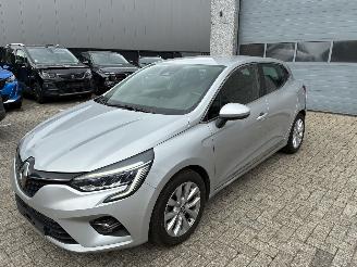 Damaged car Renault Clio RENAULT CLIO 1.5D 2020 2020/6
