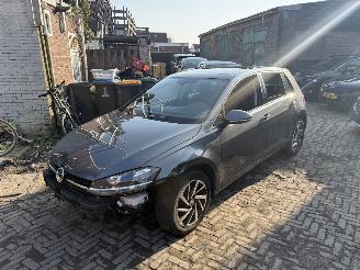 damaged passenger cars Volkswagen Golf 1.6 TDI 2018/1