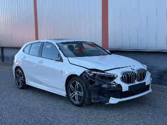 krockskadad bil auto BMW 1-serie 118i M PAKKET AUTOMAAT SCHUIFDAK 2023/1
