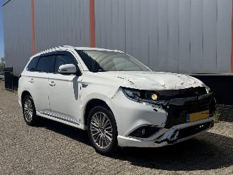 Voiture accidenté Mitsubishi Outlander 2.5 PHEV Intense + 2020/1