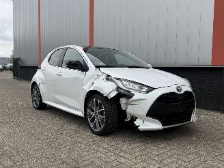 skadebil auto Toyota Yaris 1.5 Hybrid glasdak automaat 2022/1
