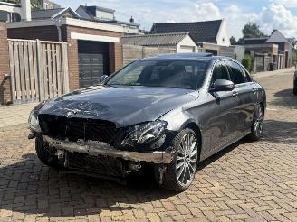 krockskadad bil auto Mercedes E-klasse E400 4 Matic 2017/1