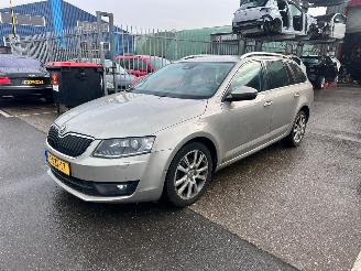Unfallwagen Skoda Octavia 1.6 TDI / DSG / 2014/1