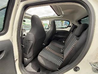 Peugeot 108 1.0 e-VTi Premiere TOP picture 9