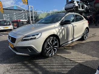 Vaurioauto  passenger cars Volvo V-40 2.0 D4 NORDIC + CROSS COUNTRY / PANO / LEER 2016/11