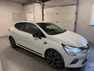 Vaurioauto  passenger cars Renault Clio  2022/2