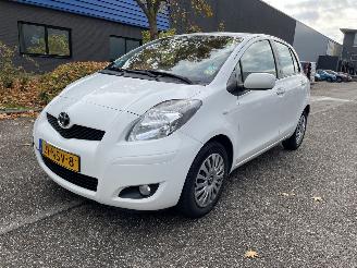 skadebil auto Toyota Yaris 1.3 5drs 74kw Clima 2010/8