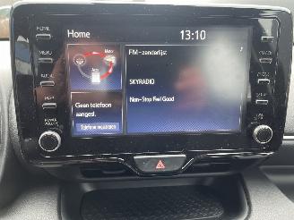 Toyota Yaris 5drs hybrid picture 16