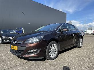 Schadeauto Opel Astra 1.4T 103KW Sedan 2013/10