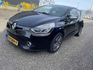 damaged passenger cars Renault Clio 5drs airco 2015/7