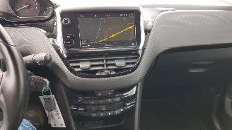 Peugeot 208 110PK  6-bak picture 21