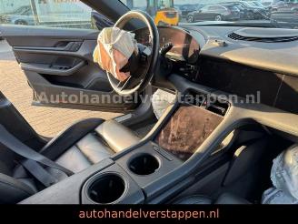 Porsche Taycan Cross Turismo 4S Glasdach picture 16