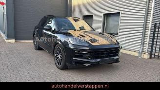 Vaurioauto  passenger cars Porsche Cayenne E-Hybrid Sport Chrono PASM Pano Matrix 2024/10