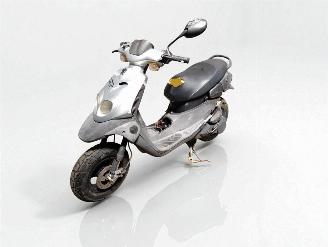 krockskadad bil bromfiets Peugeot  50 TREKKER 2004/9