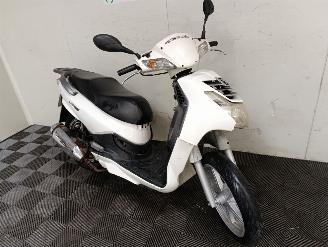 krockskadad bil bromfiets Peugeot  125 LX 2010/10