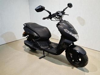 krockskadad bil bromfiets Peugeot  STREET ZONE 2022/8