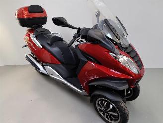 krockskadad bil bromfiets Peugeot  METROPOLIS 2013/11