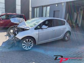 Vrakbiler auto Opel Astra Astra J (PC6/PD6/PE6/PF6), Hatchback 5-drs, 2009 / 2015 1.4 16V ecoFLEX 2013/4