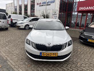 Coche accidentado Skoda Octavia 1.6 TDI GREENTECH CL 2019/11