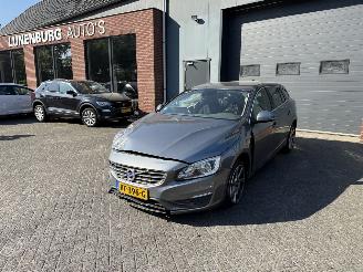 skadebil auto Volvo V-60 1.5 T3 Momentum  AUTOMAAT Stationwagen 5-dr. 2016/1