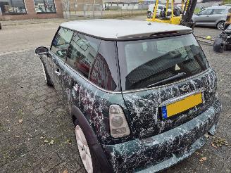 Mini Cooper 1.6 chilli special paint picture 5