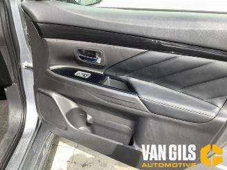 Mitsubishi Outlander Outlander (GF/GG), SUV, 2012 / 2022 2.0 16V PHEV 4x4 picture 12