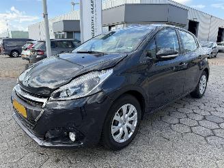 damaged passenger cars Peugeot 208 1.2 PureTech Blue Lion 2018/8