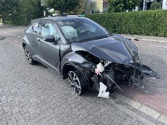 damaged passenger cars Toyota C-HR 1.8-16V Hybrid 2019/7
