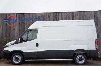 skadebil auto Iveco Daily 35S12 2.3 HPi L2H2 Automaat Hi-Matic Trekhaak 85KW Euro 6 2018/1