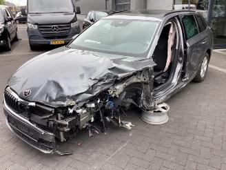 Vrakbiler auto Skoda Octavia Octavia Combi (NXAC), Combi 5-drs, 2019 1.0 TSI e-TEC 12V 2024/5